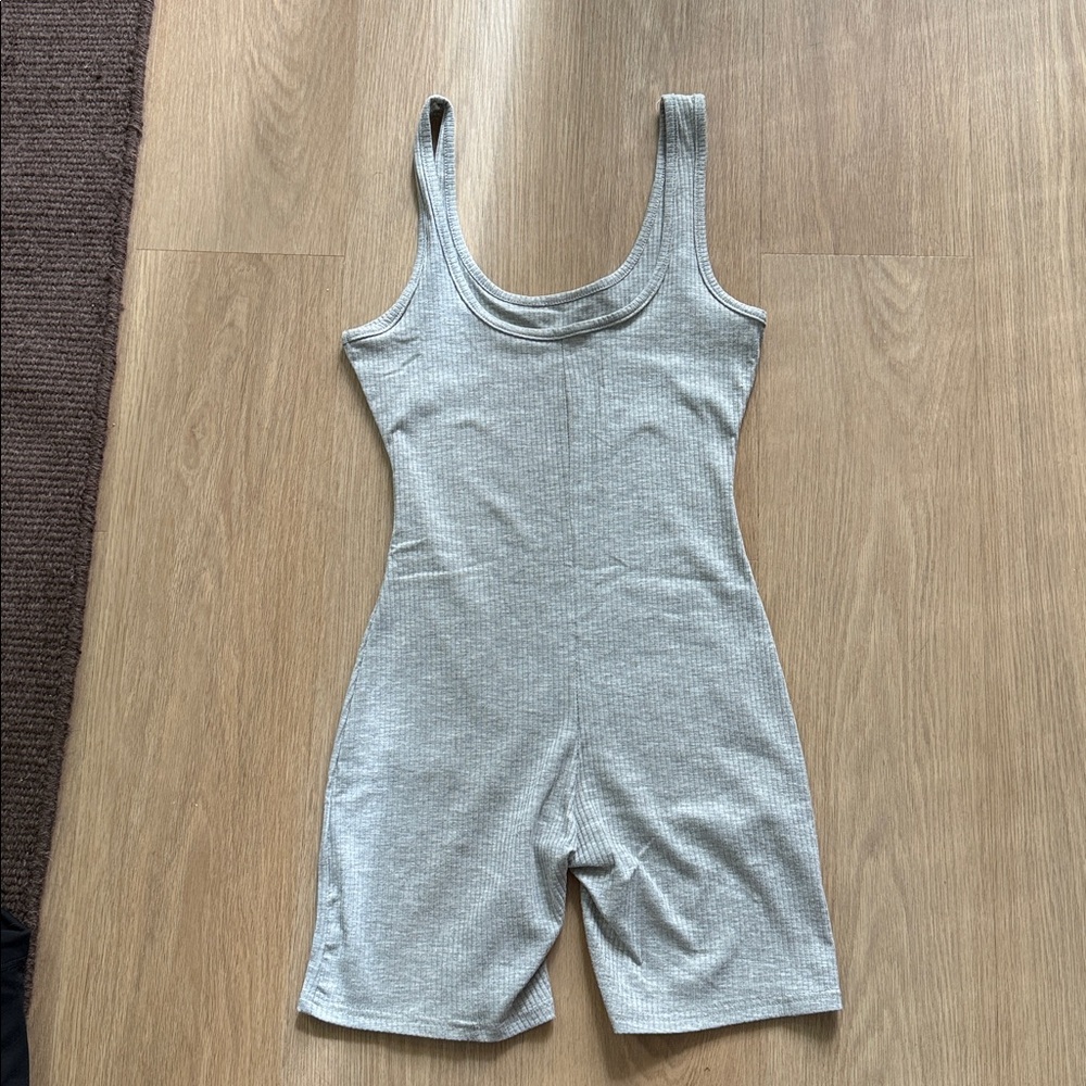 Gray Ribbed Sleeveless Romper - Picture 2 of 2